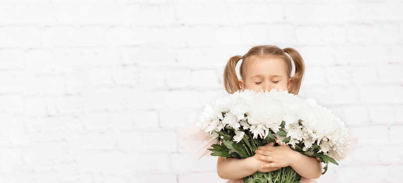 Enfant timide observant les autres pendant un anniversaire