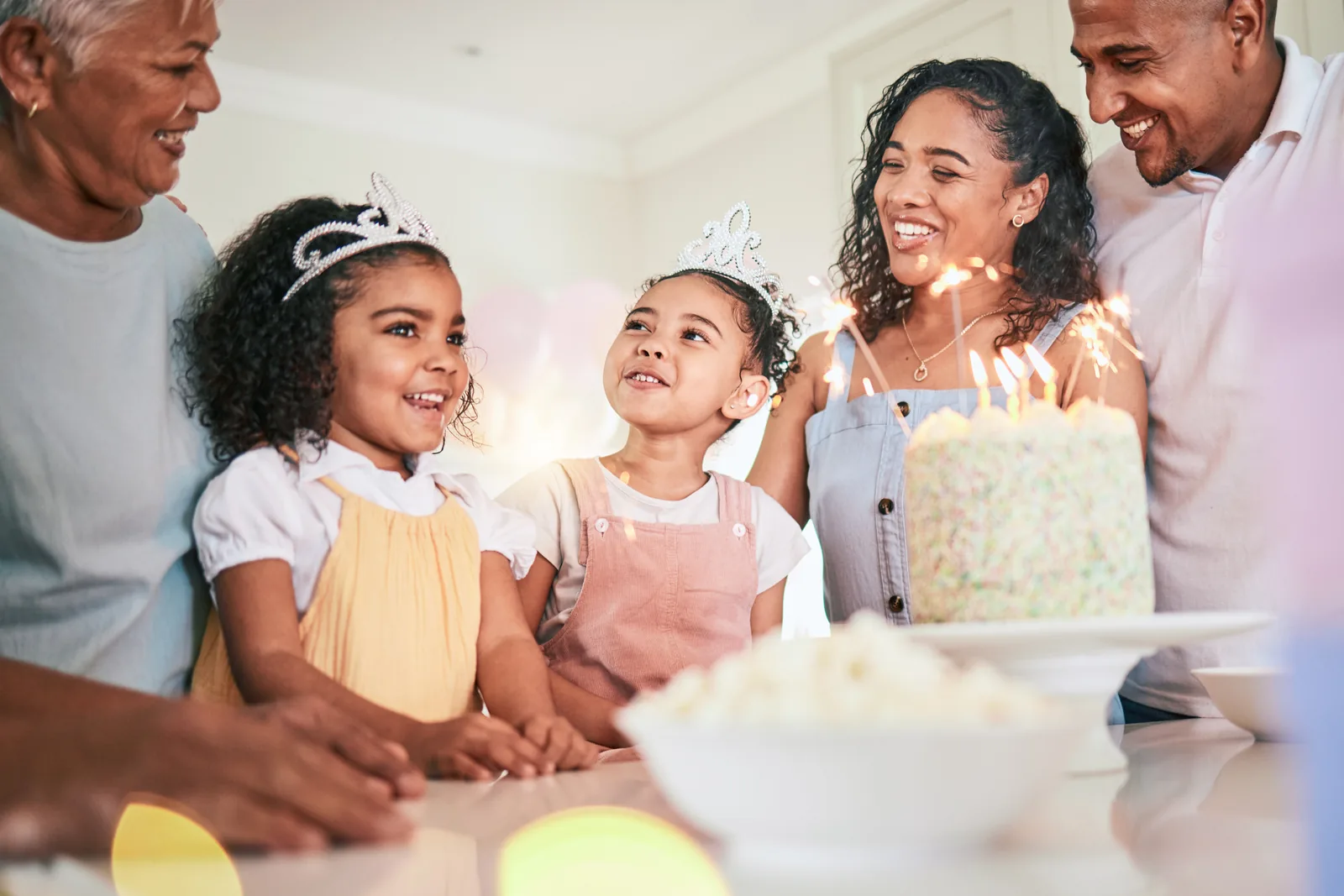 Famille qui chante joyeux anniversaire
