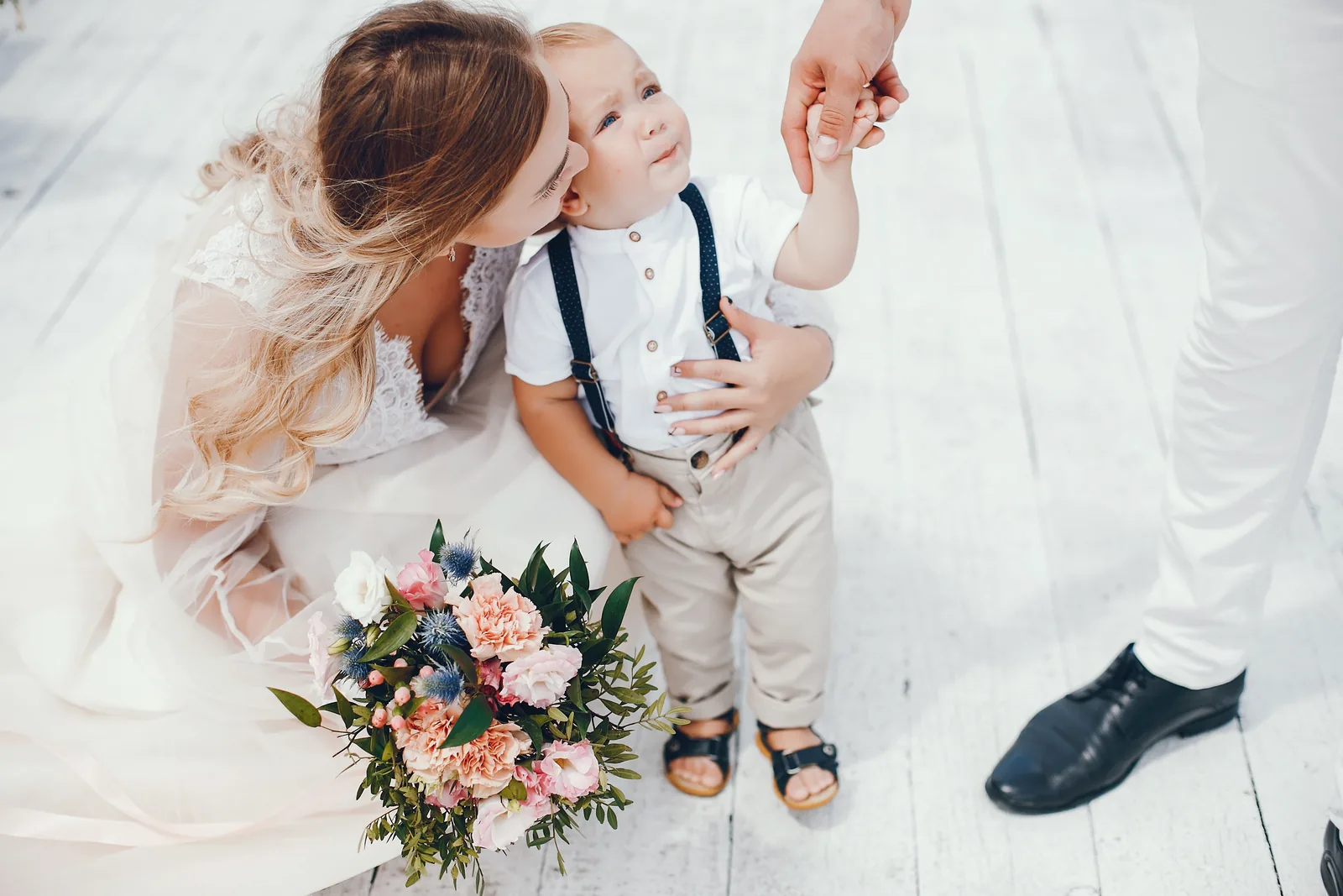 Mariée avec un petit garçon lors d'un mariage