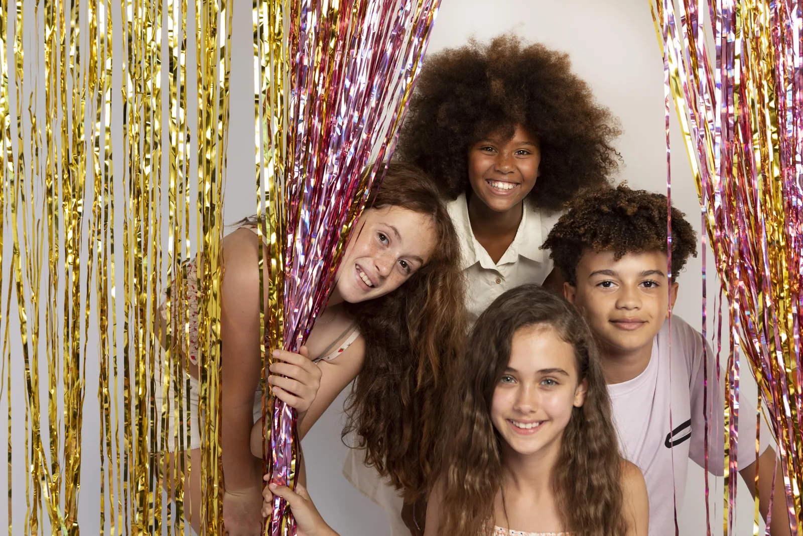 Enfants qui fêtent un anniversaire dans un appartement