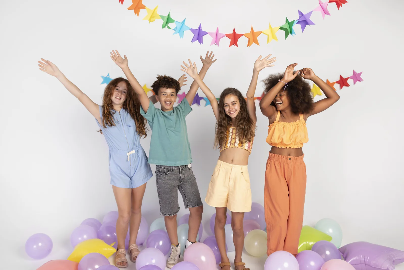 Enfants heureux qui célèbrent