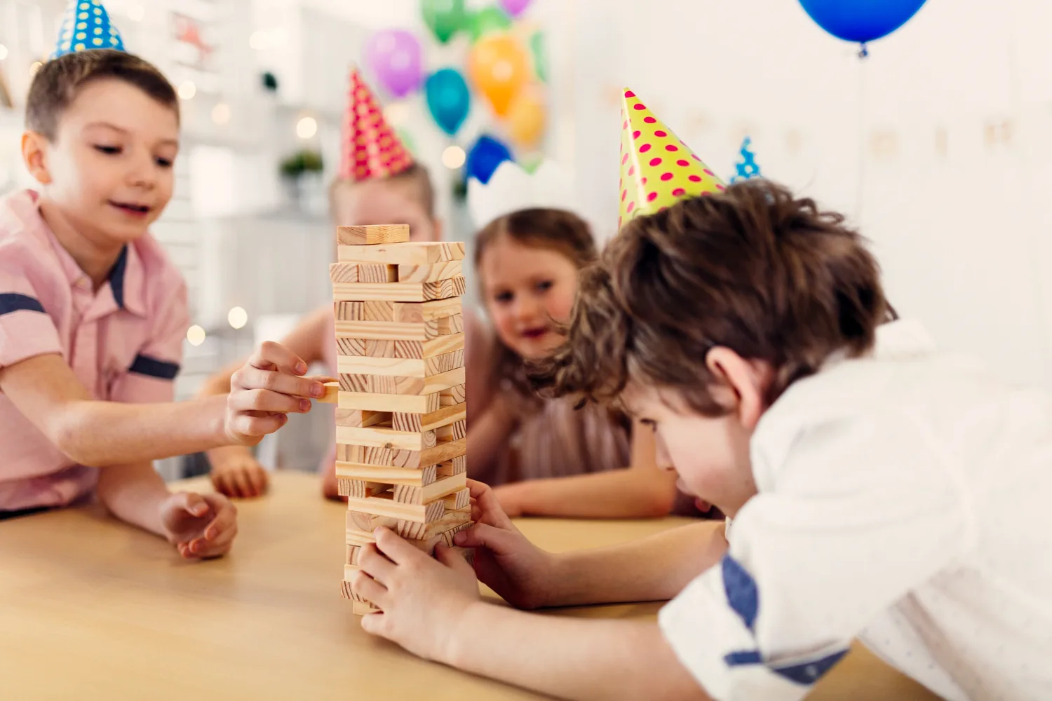 Enfants jouant à un anniversaire