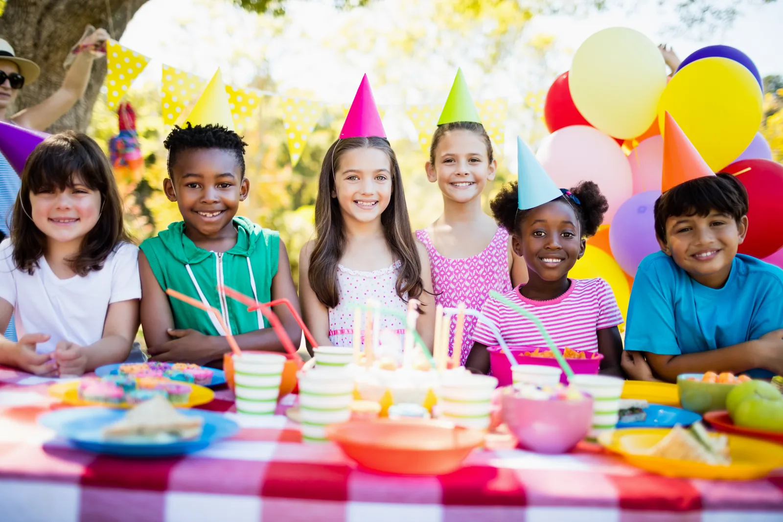 Groupe d'enfants à un anniversaire