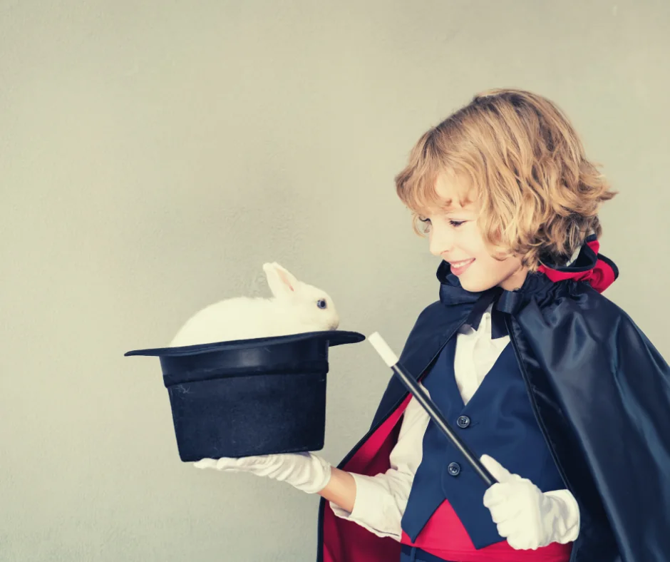 Enfant déguisé en magicien tenant un chapeau avec un lapin