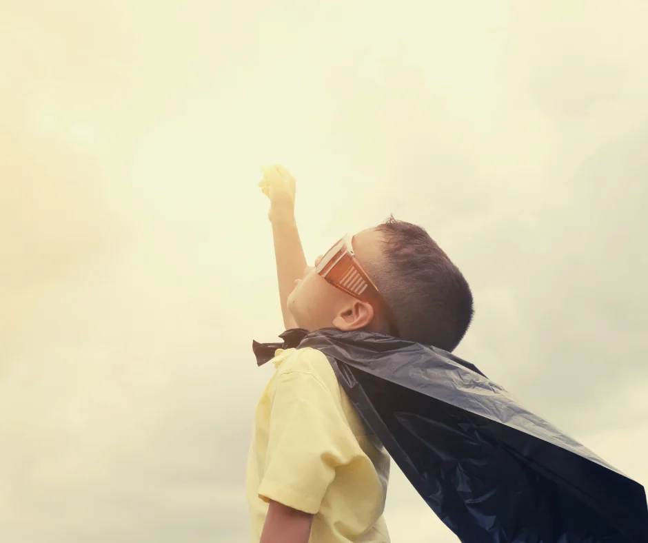 Jeune enfant déguisé en super-héros, atelier 4-6 ans