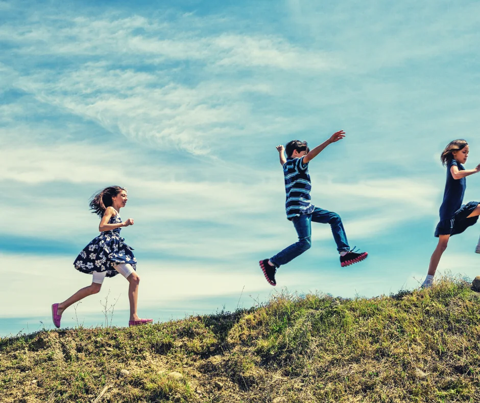 Enfants qui courent et sautent en plein air, jeux de colo