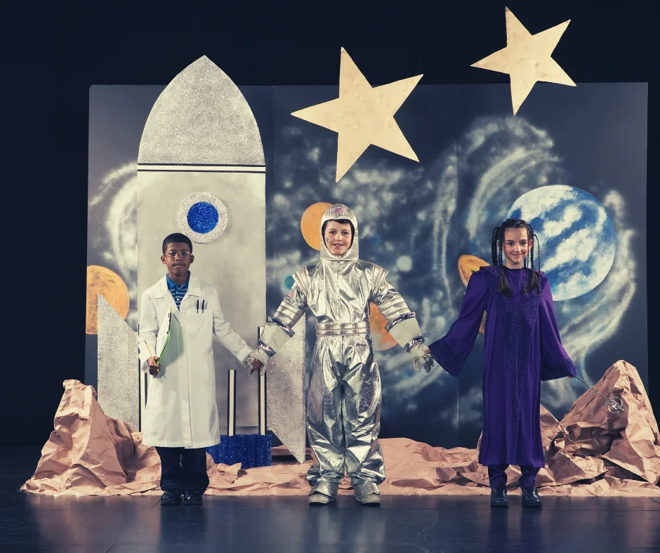Enfants costumés sur scène lors d'un atelier théâtre
