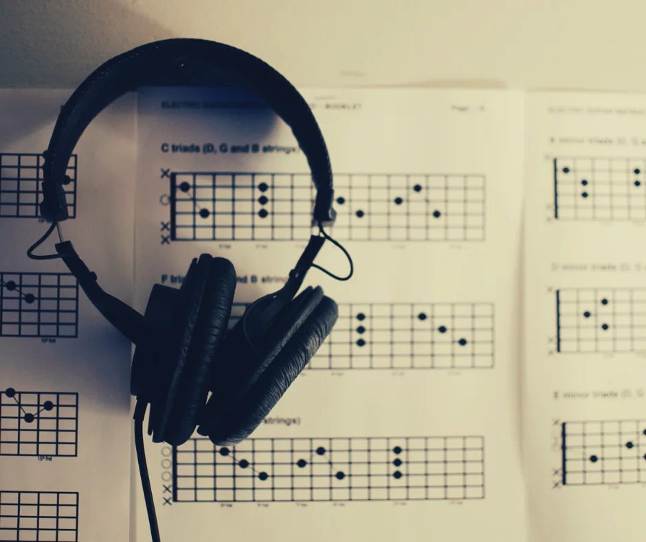 Casque audio posé sur des partitions, atelier jeux musicaux