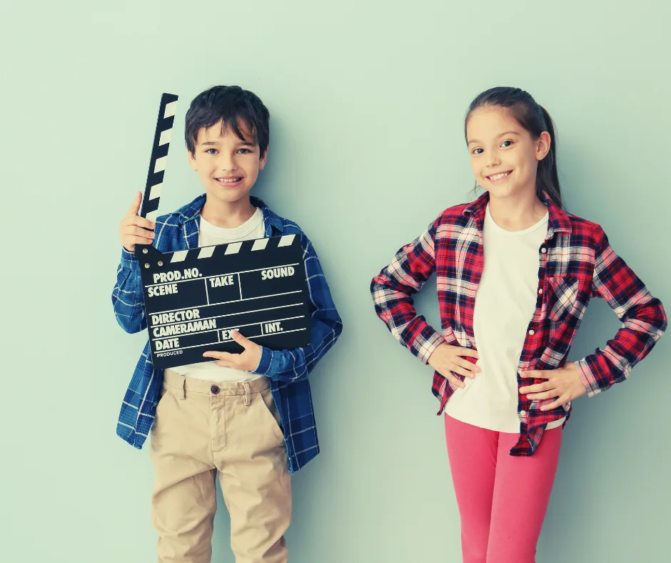Deux enfants avec un clap de cinéma avant le tournage